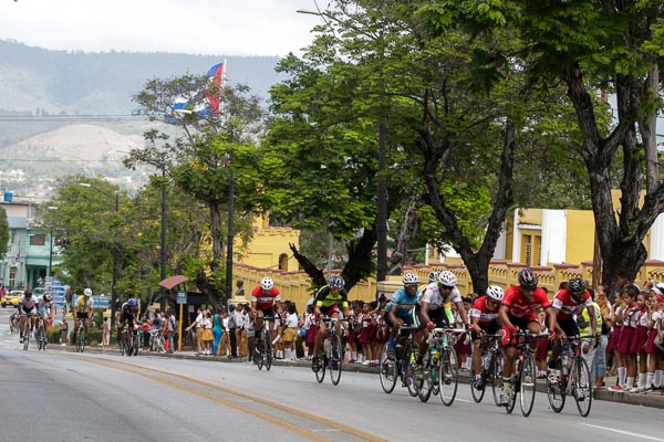 Pelotón pedalea cerca de Ciudad Escolar 26 de Julio durante la segunda etapa (Guantánamo-Santiago de Cuba 116 km) del VI Clásico Nacional de Ciclismo de Ruta, el 8 de Marzo de 2019 en, Cuba. FOTO: Calixto N. Llanes/Periódico JIT (Cuba)