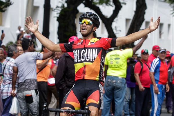 Alejandro Parra, del equipo Holguín, celebra triunfo en la segunda etapa (Guantánamo-Santiago de Cuba 116 km) del VI Clásico Nacional de Ciclismo de Ruta, el 8 de Marzo de 2019 en, Cuba. FOTO: Calixto N. Llanes/Periódico JIT (Cuba)