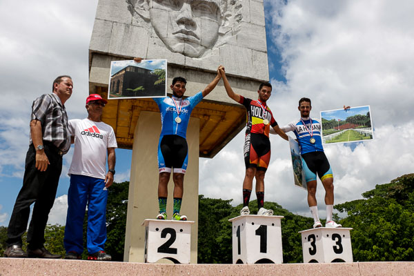Ceremonia de premiación de la segunda etapa (Guantánamo-Santiago de Cuba 116 km) del VI Clásico Nacional de Ciclismo de Ruta, el 8 de Marzo de 2019 en, Cuba. FOTO: Calixto N. Llanes/Periódico JIT (Cuba)