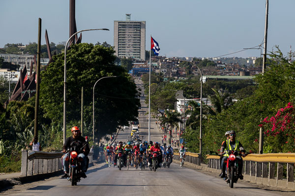 Salida controlada durante la tercera etapa (Santiago de Cuba-Holguín 142 km) del VI Clásico Nacional de Ciclismo de Ruta, el 9 de Marzo de 2019 en Santiago de Cuba, Cuba. FOTO: Calixto N. Llanes/Periódico JIT (Cuba)