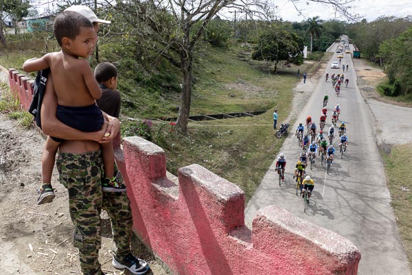 Ciclistas pasan debajo de un puente durante la tercera etapa (Santiago de Cuba-Holguín 142 km) del VI Clásico Nacional de Ciclismo de Ruta, el 9 de Marzo de 2019 en Santiago de Cuba, Cuba. FOTO: Calixto N. Llanes/Periódico JIT (Cuba)