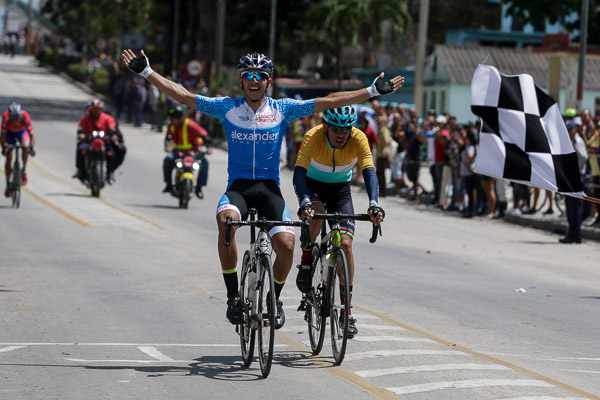 Carlos Álvarez, del equipo Sancti Spíritus, celebra triunfo en la línea de meta en la tercera etapa (Santiago de Cuba-Holguín 142 km) del VI Clásico Nacional de Ciclismo de Ruta, el 9 de Marzo de 2019 en Santiago de Cuba, Cuba. FOTO: Calixto N. Llanes/Periódico JIT (Cuba)