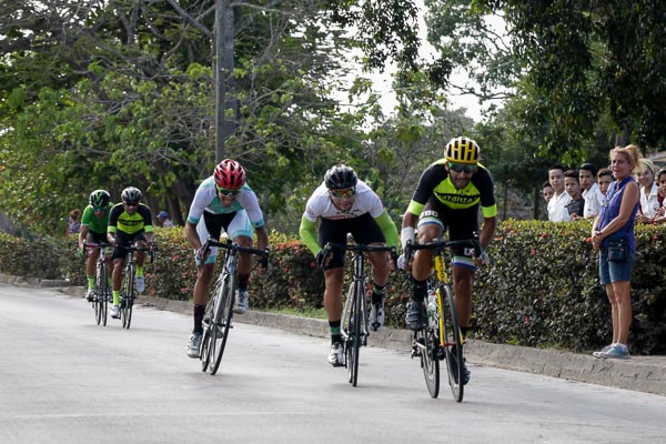 Ciclistas atacan la meta volante La Vallita durante la quinta etapa (Camagüey-Ciego de Ávila 106 km) del VI Clásico Nacional de Ciclismo de Ruta, el 11 de Marzo de 2019 en Camagüey, Cuba. FOTO: Calixto N. Llanes/Periódico JIT (Cuba)