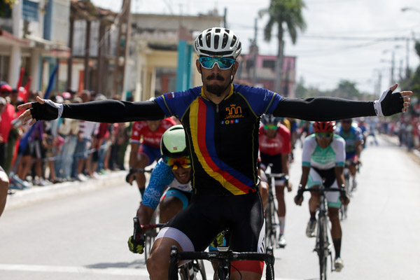 Leandro Marcos, del equipo Habana, celebra en la meta final el triunfo de la quinta etapa (Camagüey-Ciego de Ávila 106 km) del VI Clásico Nacional de Ciclismo de Ruta, el 11 de Marzo de 2019 en Ciego de Ávila, Cuba. FOTO: Calixto N. Llanes/Periódico JIT (Cuba)