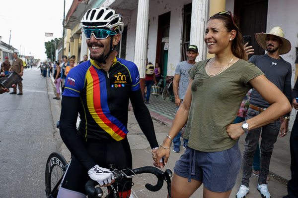 Leandro Marcos, del equipo Habana, sonríe junto a Arlenis Sierra, tras vencer en la quinta etapa (Camagüey-Ciego de Ávila 106 km) del VI Clásico Nacional de Ciclismo de Ruta, el 11 de Marzo de 2019 en Ciego de Ávila, Cuba. FOTO: Calixto N. Llanes/Periódico JIT (Cuba)