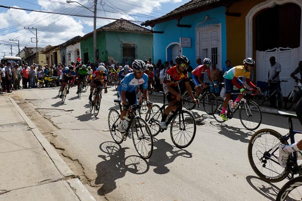 Ciclistas pedalean en las calles de Trinidad durante la sexta etapa (Ciego de Ávila-Sancti Spíritus-Topes de Collante 168 km) del VI Clásico Nacional de Ciclismo de Ruta, el 12 de Marzo de 2019 en Sancti Spíritus, Cuba. FOTO: Calixto N. Llanes/Periódico JIT (Cuba)