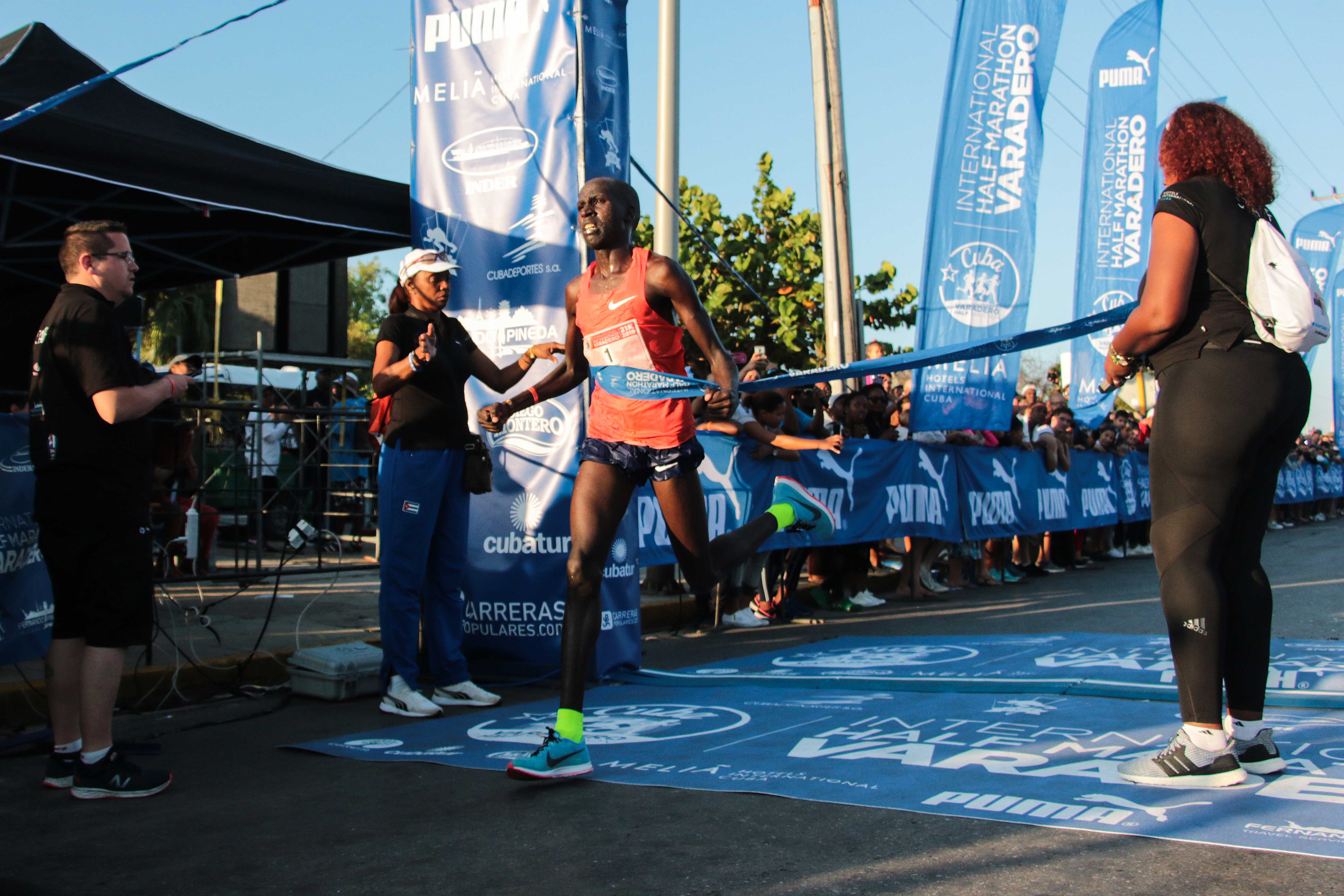 Kiplagat retuvo el título de la Media Maraton Varadero 2019. foto: Roberto Morejón