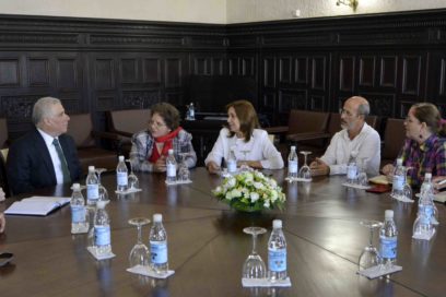 Recibe vicepresidenta de Asamblea Nacional a líder político libanés