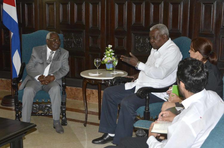 Recibe Esteban Lazo Hernández (D), presidente de la Asamblea Nacional del Poder Popular (ANPP), a Seif Ali Iddi (I), segundo vicepresidente de Zanzíbar, República Unida de Tanzania, en el Capitolio de La Habana, sede institucional de la ANPP, Cuba, el 21 de marzo de 2019. Foto: Tony Hernández Mena / ANPP