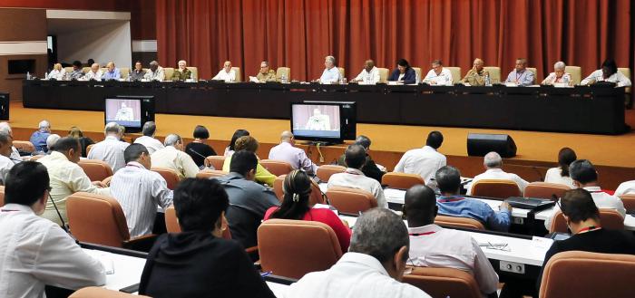 Como una gran reunión, por los temas de vital importancia que en ella se trataron, calificó Raúl las jornadas desarrolladas en la Escuela Superior del Partido Ñico López y el Palacio de Convenciones. Foto: Estudios Revolución