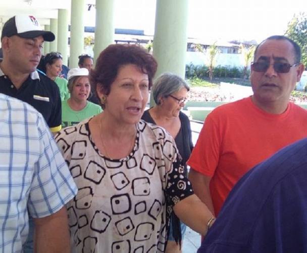 Ena Elsa visita escuela Marta Abreu