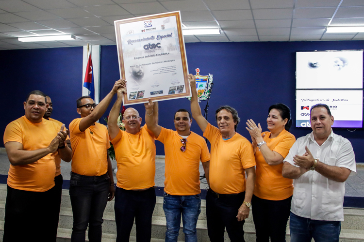 Arturo Rodríguez Font, secretario general del SNTI (a la derecha) entregó al colectivo un reconocimiento especial por los resultados alcanzados en la cultura industrial, la imagen y el sentido de pertenencia durante el 2018. Foto: Abel Padrón Padilla