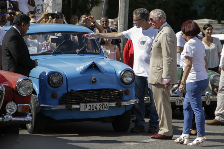 El Príncipe Carlos de Gales y la Duquesa Camila de Cornualles asistieron este martes a una exhibición de carros clásicos británicos en el Parque John Lennon de La Habana, como parte de las actividades que realizan durante su primera visita oficial a Cuba