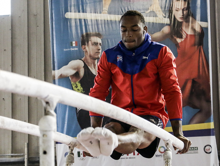 imnasta Randy Lerú en las barras paralelas. Fotos /Abel PADRÓN PADILLA