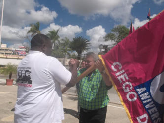 Abanderamiento de la delegación de Ciego de Ávila al XXI Congreso por parte de Ulises Guilarte de Nacimiento, miembro del Buró Político del Partido y secretario general de la Central de Trabajadores de Cuba. Foto: José Luis Martínez Alejo