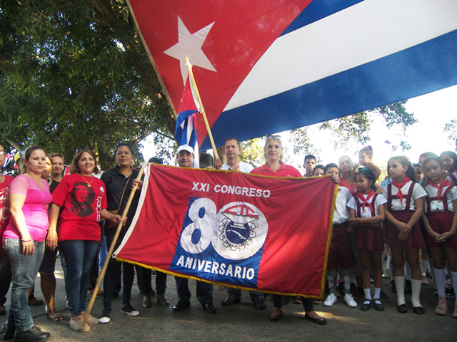 Mientras en unas provincias se intensifican los preparativos para la constitución de las delegaciones provinciales, en otras se preparan para recibir la bandera XXI Congreso de la CTC. Foto: Albert Fajardo Jiménez