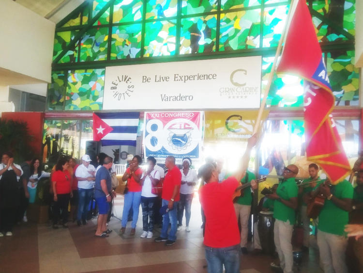 En una verdadera fiesta convirtieron los trabajadores del Be Live Experience la llegada de la Bandera XXI Congreso de la CTC. Foto: Noryis