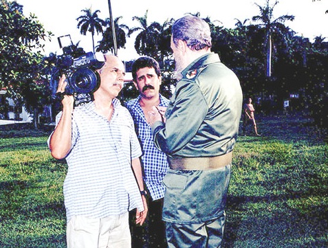 Chile junto al Comandante en Jefe durante un recorrido por la provincia de Pinar del Río. Al centro Salvador Combarro.