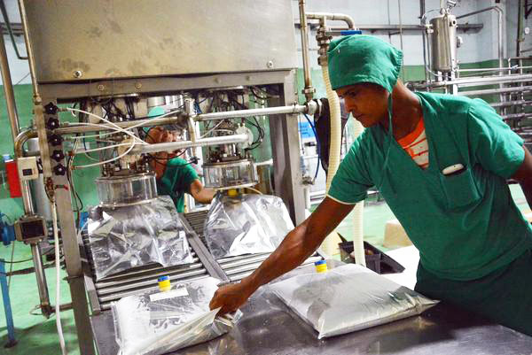 Línea para envasar jugos concentrados en el combinado industrial de Ceballos, en Ciego de Ávila. Foto: Osvaldo Gutiérrez Gómez (ACN)