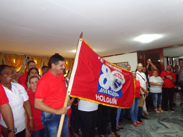Abanderada delegación holguinera que asistirá al XXI Congreso de la CTC
