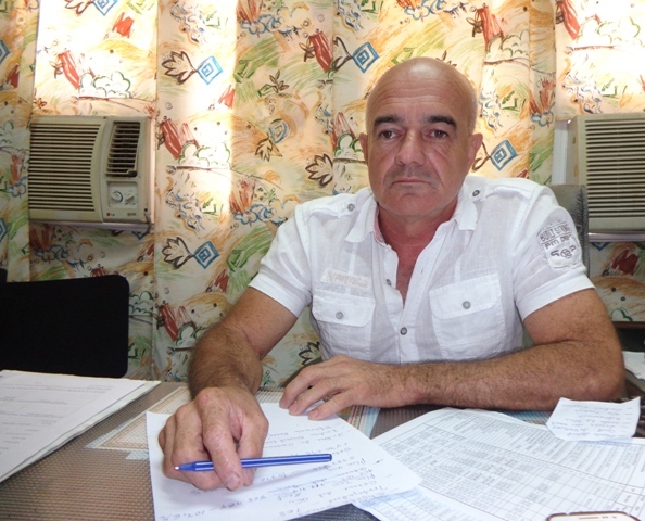 Ramiro García, director de la entidad señala que el ahorro de combustible y el bajo índice de accidentalidad son otras dos fortalezas de Servicar Holguín. Foto: Lianne Fonseca