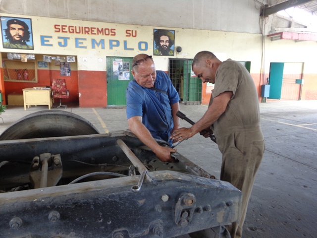 En el taller se trabaja constantemente para elevar la disponibilidad técnica de los camiones. Foto: Lianne Fonseca