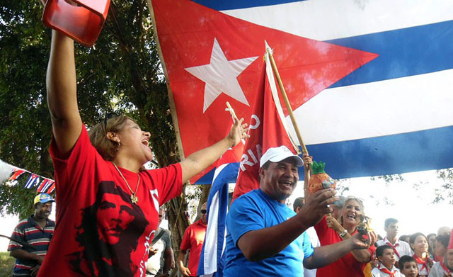 Luego de recorrer recientemente más de 30 centros laborales en la provincia de Ciego de Ávila, la bandera XXI Congreso de la Central de Trabajadores de Cuba (CTC) ondeará este 9 de marzo en la Plaza de la Revolución Máximo Gómez Báez, donde será abanderada la delegación del territorio avileño a la magna cita sindical. Foto: Pastor Batista Valdés
