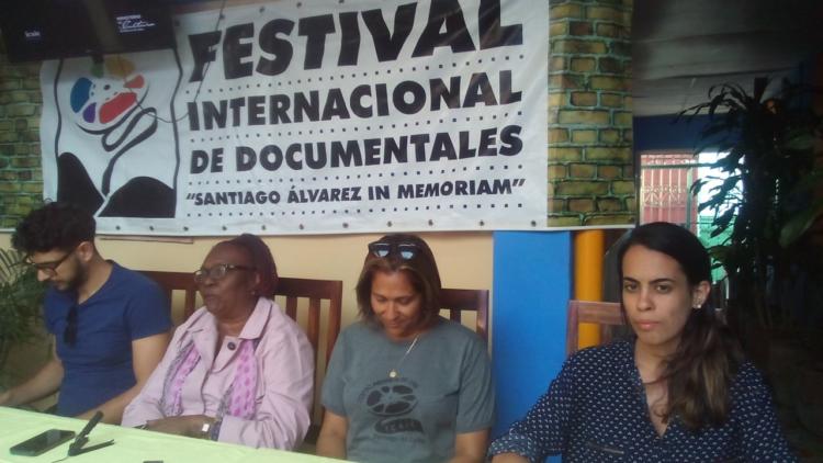 Lázara Herrera (segunda de izquierda a derecha) aseguró que el centenario del natalicio de Santiago Álvarez tendrá momentos de celebración hasta finales del presente año. Foto: Betty Beatón Ruiz