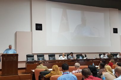 Díaz-Canel analiza temas económicos en reunión con autoridades locales (+Fotos)