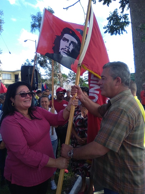 Julio Morales Verea recibe la bandera XXI Congreso de la CTC en Villa Clara. Foto: Lourdes Rey Veitía