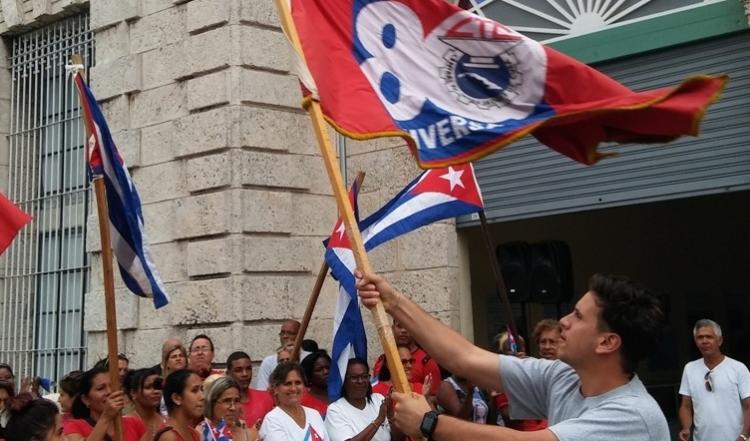 En el Museo de los Bomberos ondeó la Bandera que presidirá las sesiones finales del XXI Congreso. Fotos: Noryis