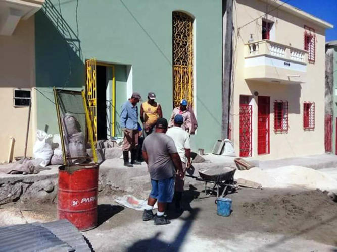 Todo aporte a la construcción y reparación de viviendas resulta muy valioso. Foto: Tomadas del portal en Facebook de Carlos de Dios Oquendo