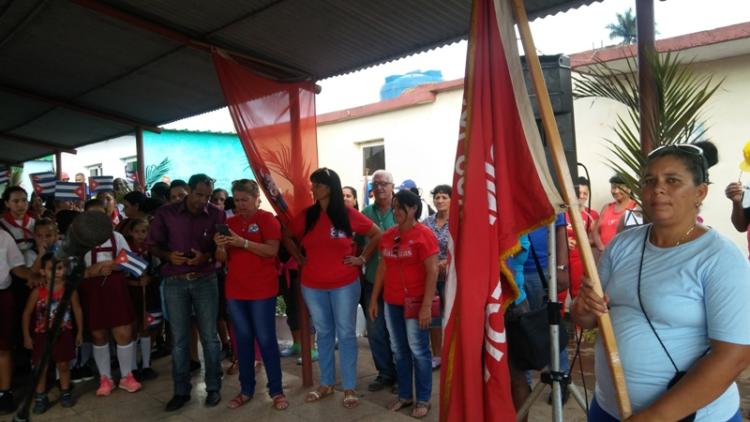 Pioneros de la comunidad y trabajadores recibieron la Bandera en el central Jesús Rabí.