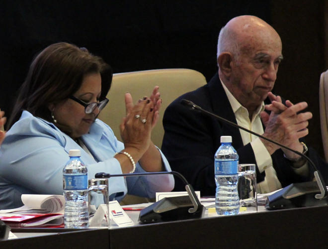 La apertura del X Congreso de la FMC contó con la presencia de José Ramón Machado Ventura, Segundo Secretario del Comité Central del Partido Comunista de Cuba, acompañado de Teresa Amarelle Boué, máxima dirigente de la organización femenina. Foto: Isabel Aguilera Aguilar
