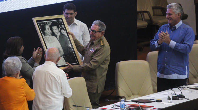 Raúl recibió de manos de Teresa Amarelle Boué, un cuadro con la foto de la “boda rebelde” entre él y Vilma Espín Guillois, fundadora de la organización femenina y su Presidenta de Honor
