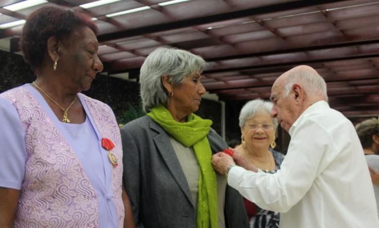 La Orden Mariana Grajales fue impuesta a cinco cubanas por José Ramón Machado Ventura, Segundo Secretario del Comité Central del Partido Comunista de Cuba. Foto: Isabel Aguilera Aguilar
