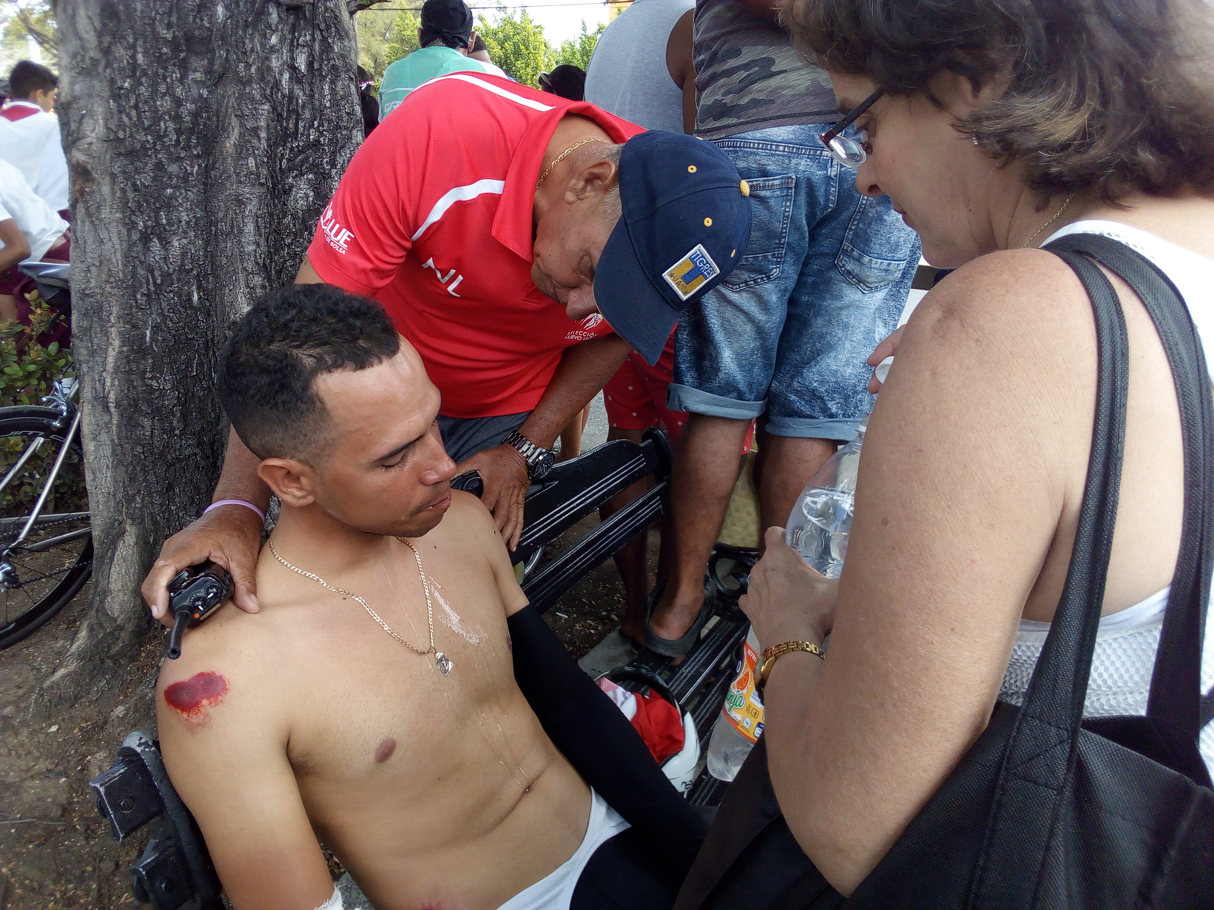 Reinaldo González llora junto a su padre y una señora que lo vio muy afectado. Foto: Joel García