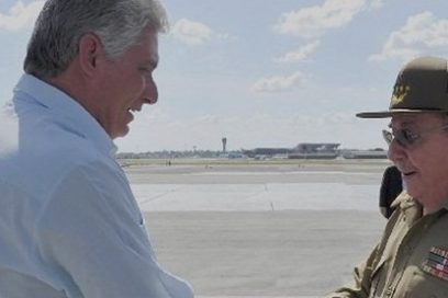 Raúl recibe a Díaz-Canel en su regreso a Cuba