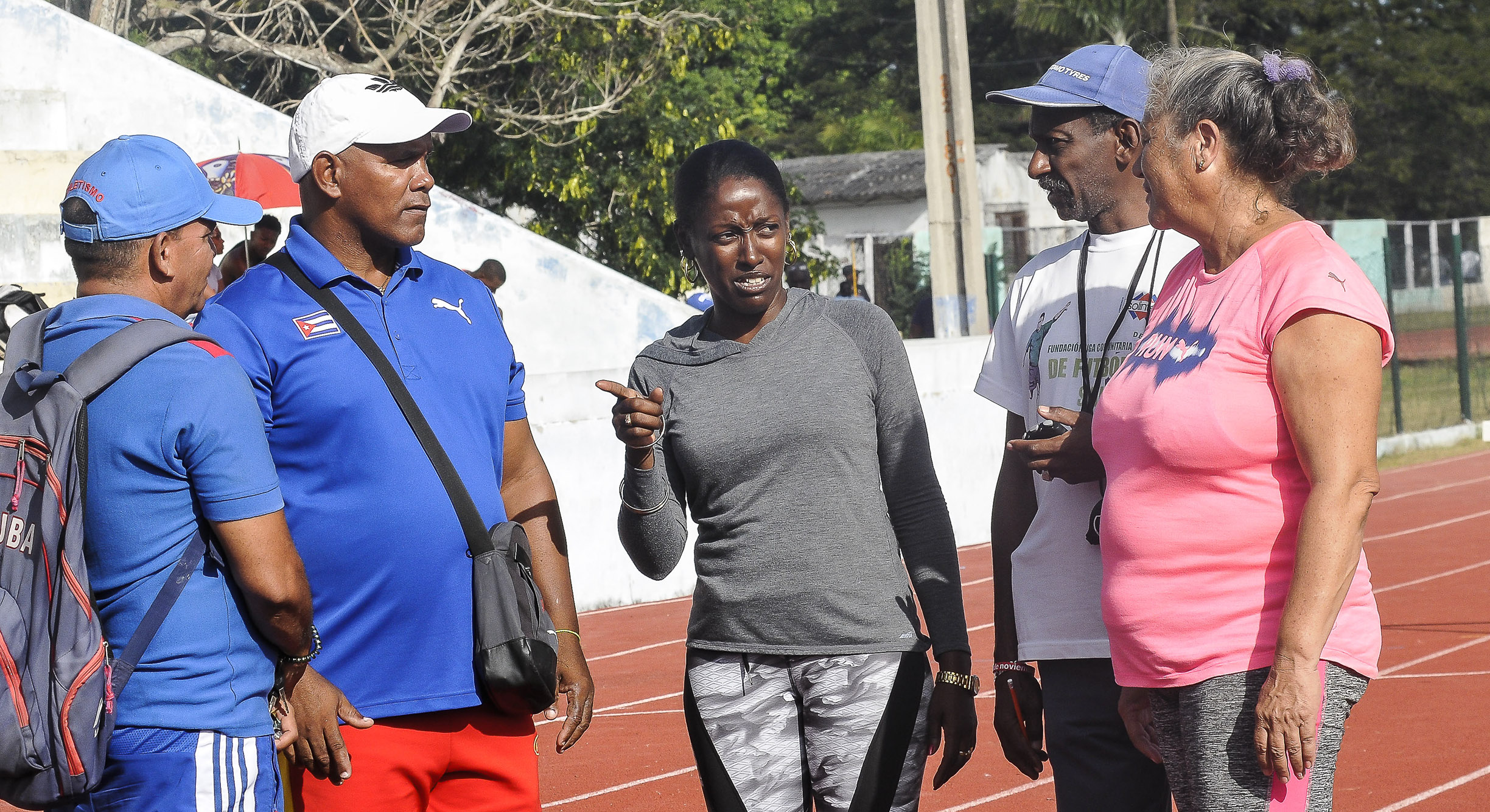 Profesores y entrenadores en la pista de atletismo en Camaguey. Foto José Raúl Rodríguez Robleda