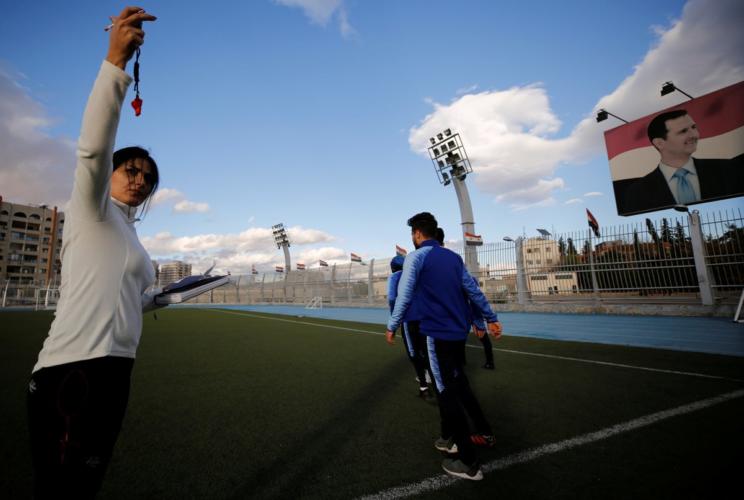Maha Jannoud es la primera entrenadora en Siria de un equipo masculino de fútbol.
