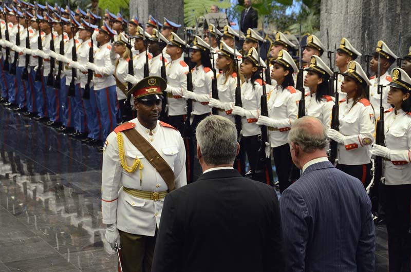 El presidente de los Consejos de Estado y de Ministros de la República de Cuba, Miguel Díaz-Canel, recibió al príncipe Carlos, heredero de la corana británica, en el Palacio de la Revolución de la capital cubana.