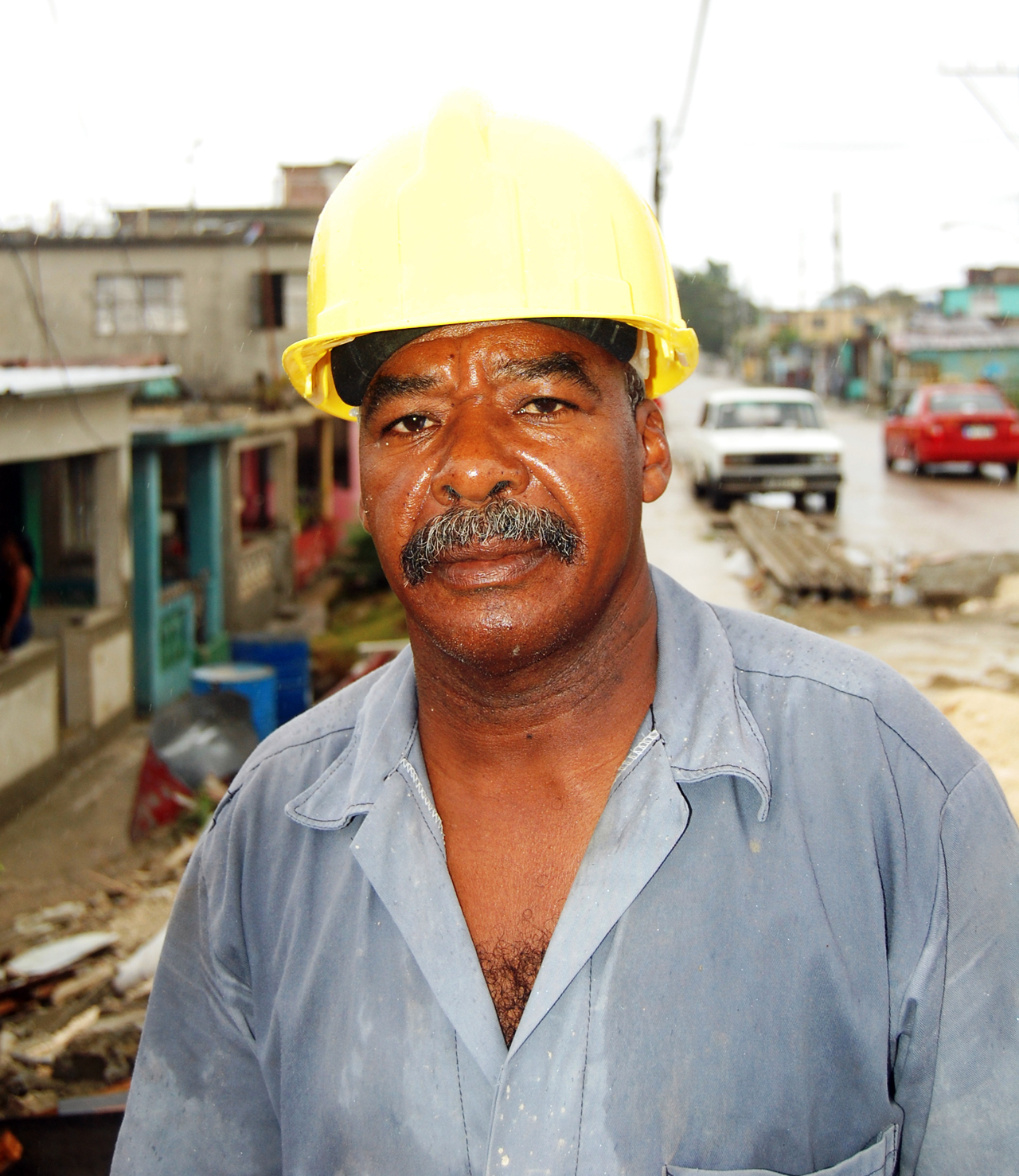Nelson López Goulet, albañil y dirigente sindical guantanamero, labora en la recuperación como parte de la brigada de trabajo socialista XXI Congreso de la CTC. Foto: Ramón Barreras Ferrán