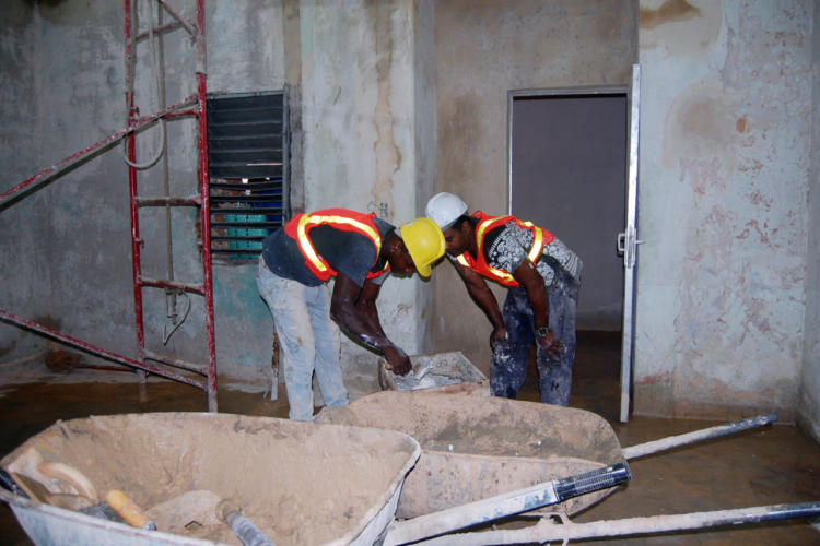 En la construcción de 40 viviendas en el antiguo hogar de ancianos de Diez de Octubre el laboreo es constante durante todo el día y hasta por las noches.