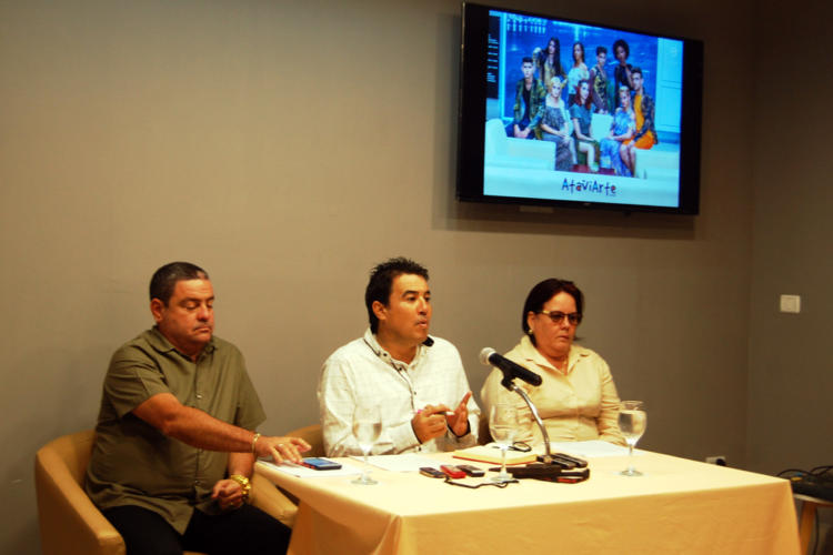 Dianko Menéndez, destacado diseñador cienfueguero (al centro en la foto) preside el Comité Organizador. / Foto: Barreras Ferrán