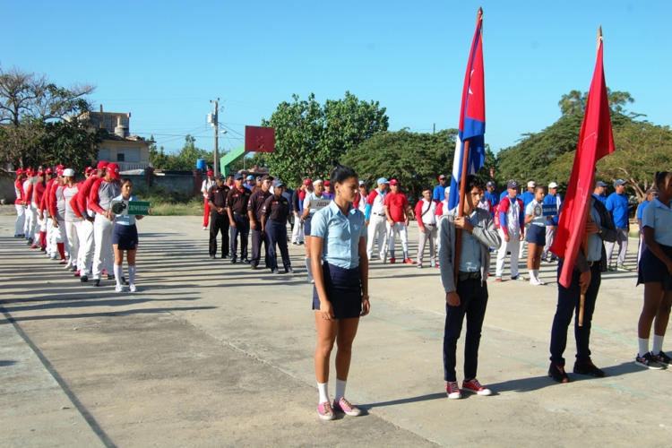 En la ceremonia inauguran desfilaron los cinco equipos participantes. Foto: Barreras Ferrán