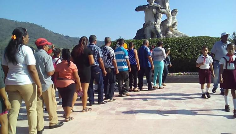 El pueblo colocó flores sobre la tumba que guarda los restos del Comandante Juan Almeida Bosque, fundador del Tercer Frente. Foto: Javier Labrada