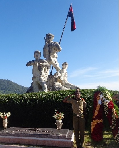 Estudiantes de la Escuela Militar Camilo Cienfuegos del municipio de Contramaestre depositaron las ofrendas y rindieron guardia de honor a los mártires del Tercer Frente. Foto: Betty Beatón Ruiz