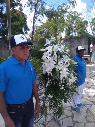 Ofrenda floral en nombre de los trabajadores villaclareños a los combatientes del Frente Las Villas, la escoltan los Héroes del Trabajo Julia Labrada y José Luis Llerena. Foto: Lourdes Rey Veitia