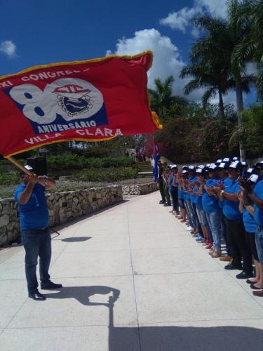 La delegación villaclareña rindió tributo en la llama eterna del Mausoleo. Foto: Lourdes Rey Veitía