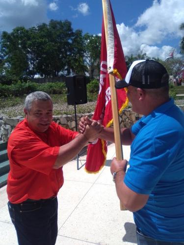Recibe Julio Morales Verea Bandera XXI Congreso. Foto: Lourdes Rey Veitía